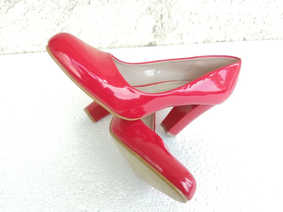 Vand pantofi dama, cu toc, din piele lacuita, masura 38.