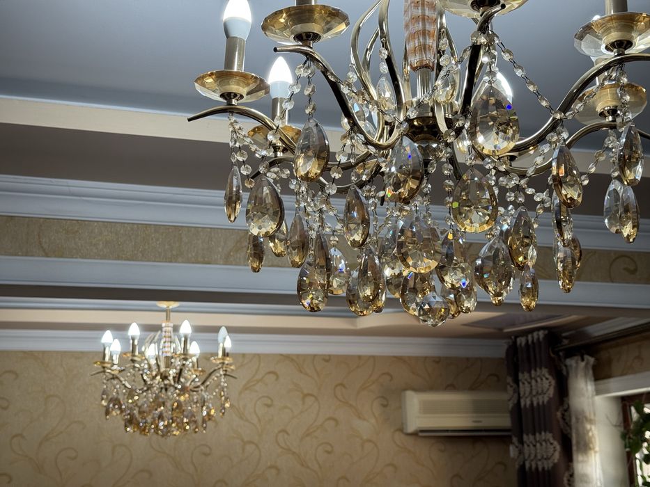 Меҳмонхона учун   2 та бир хил люстра сотилади.