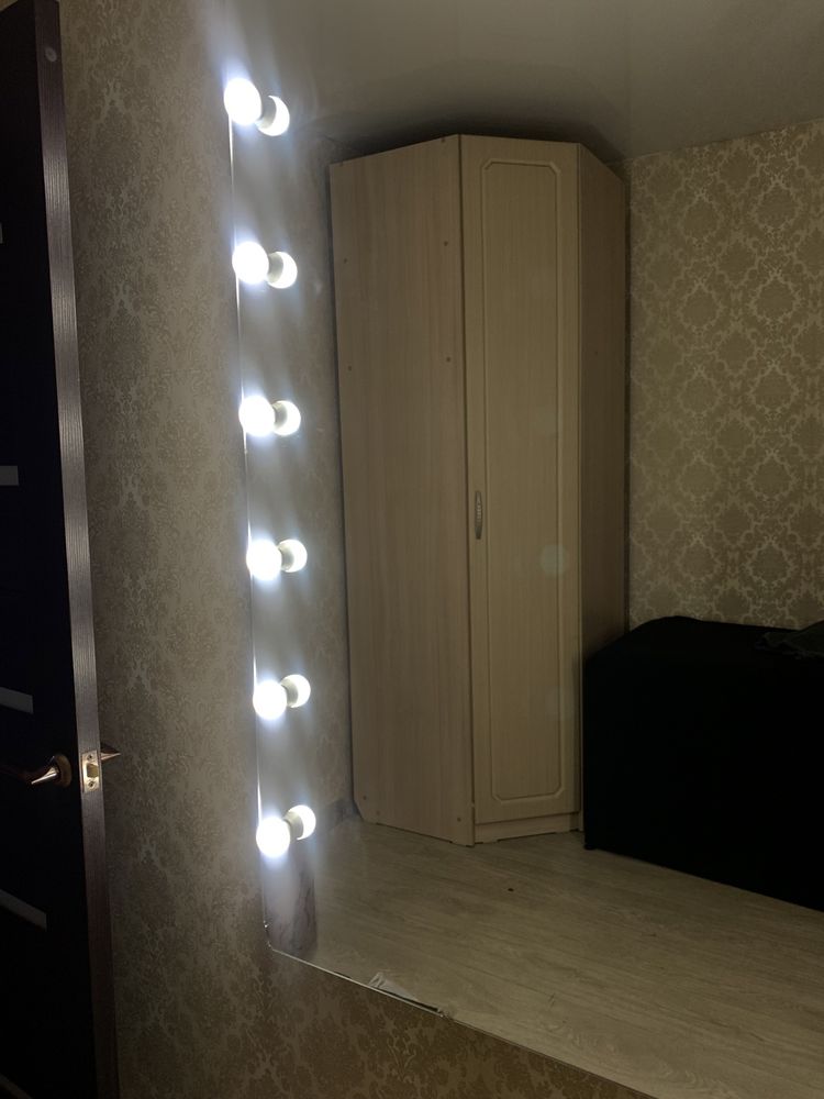 Огромное зеркало с лампочками