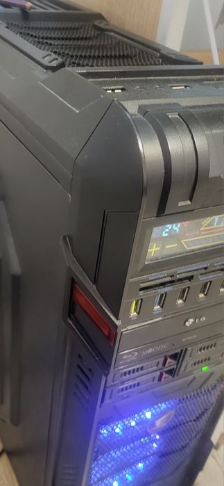 PC gaming cu RTX 4070 si Ryzen 7 7800X3D