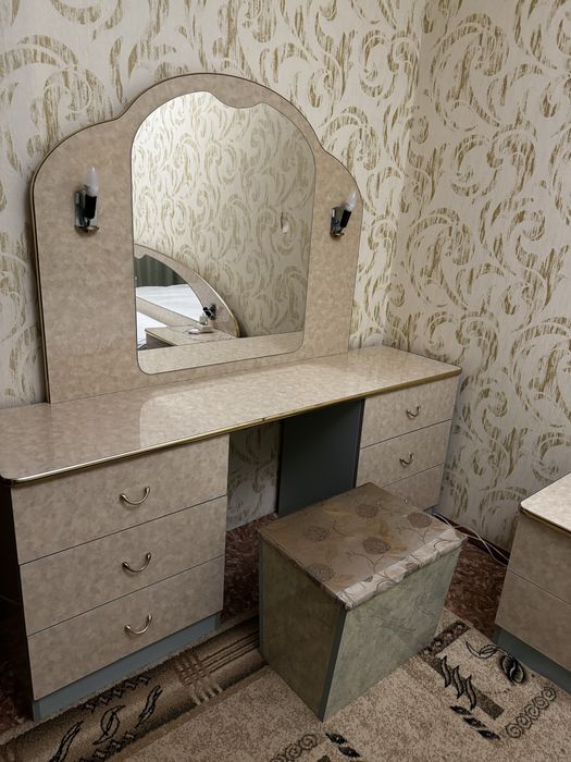 Продам комод (туалетный столик)