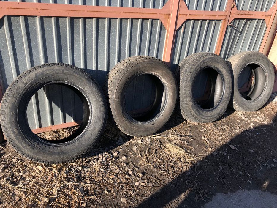 Шины зимние Nokian 235/65/17 комплект
