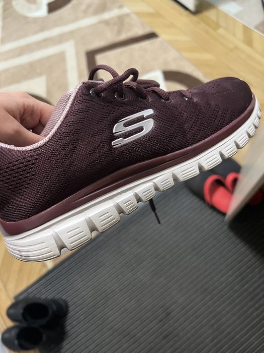 Adidasi Skechers marimea 39 mov in stare buna