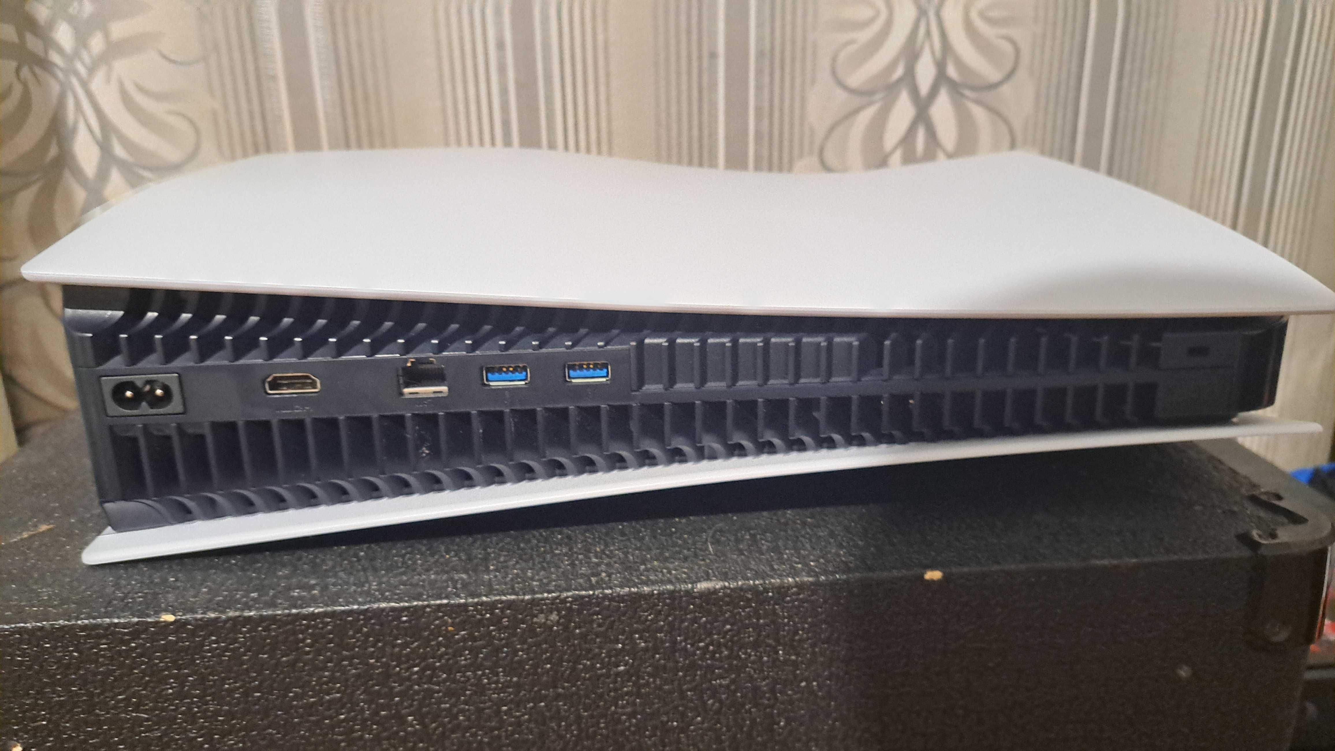 Playstation 5/Плейстейшън 5 + 2 джойстика, FC25, FC24 + гаранция