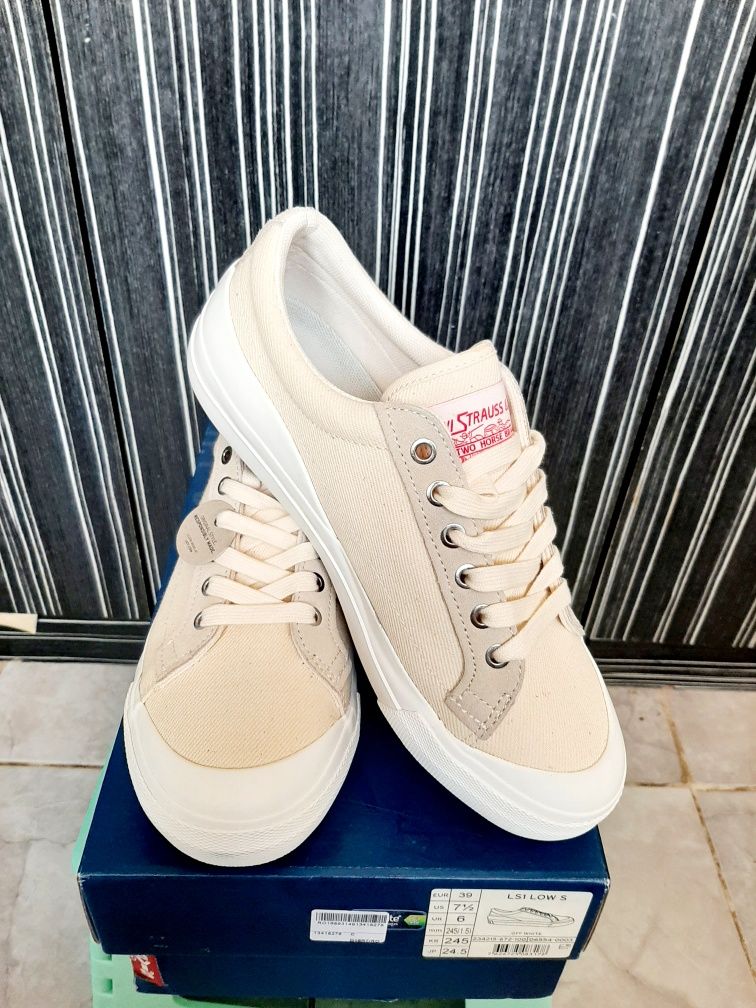 Нови кецове Levi's