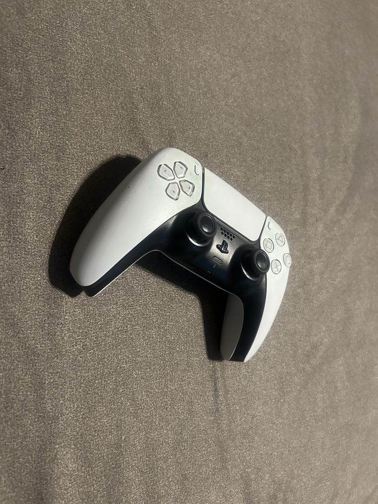 PS 5 Slim cu o consola