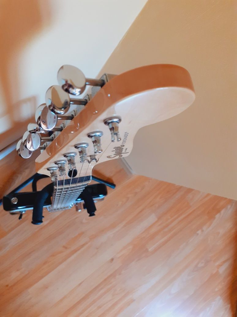 Продавам електрическа китара Squier Paranormal Toronado
