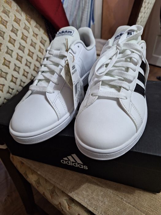 Adidasi albi marca Adidas