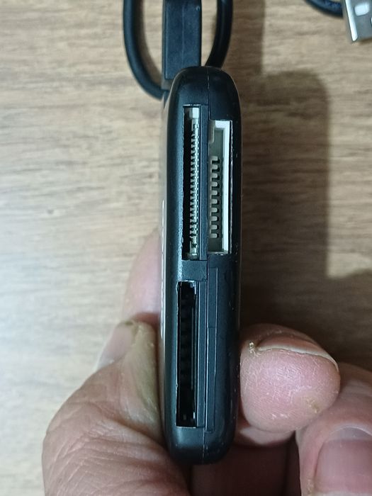 Cititoare carduri memorie SD, MICRO SD, CF, MS
Pretul este pentru o bu