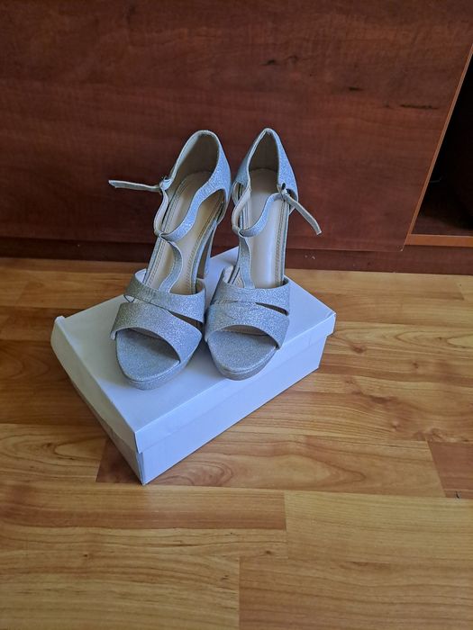 Vând  rochiță  de cununie civilă