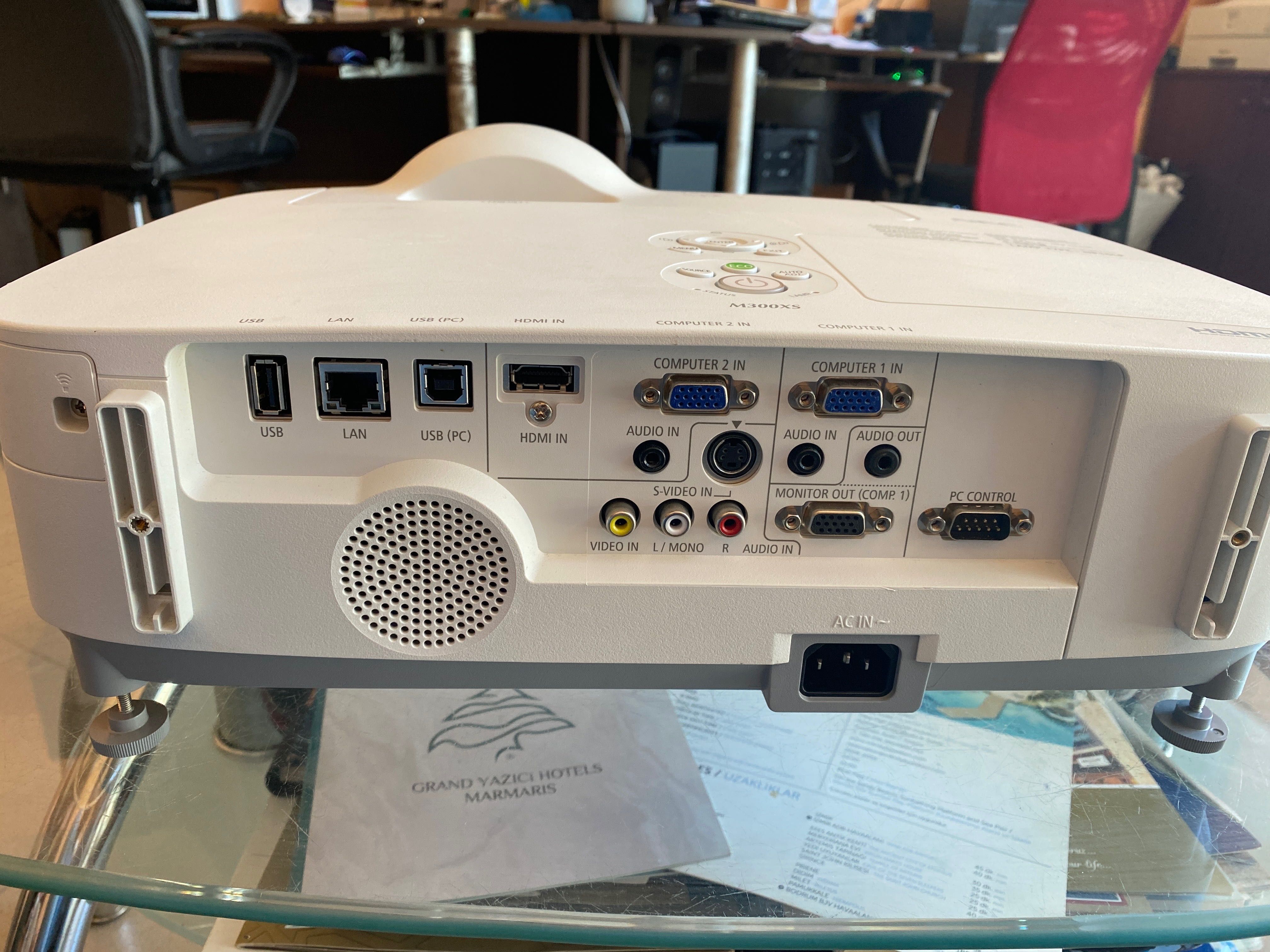 Мултимедиен проектор NEC M300XS