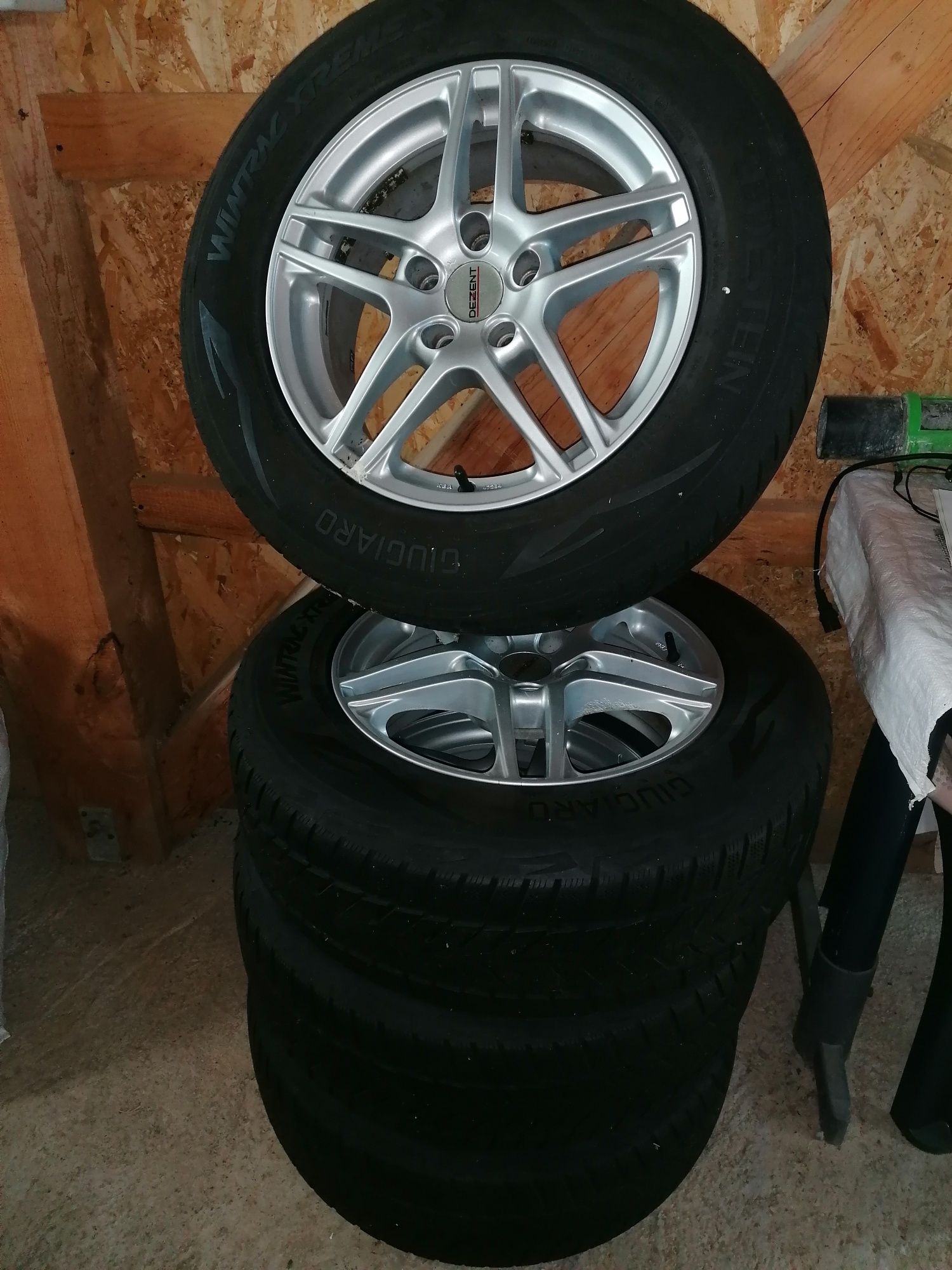 Disponibil 4 cauciucuri de iarna si jante.