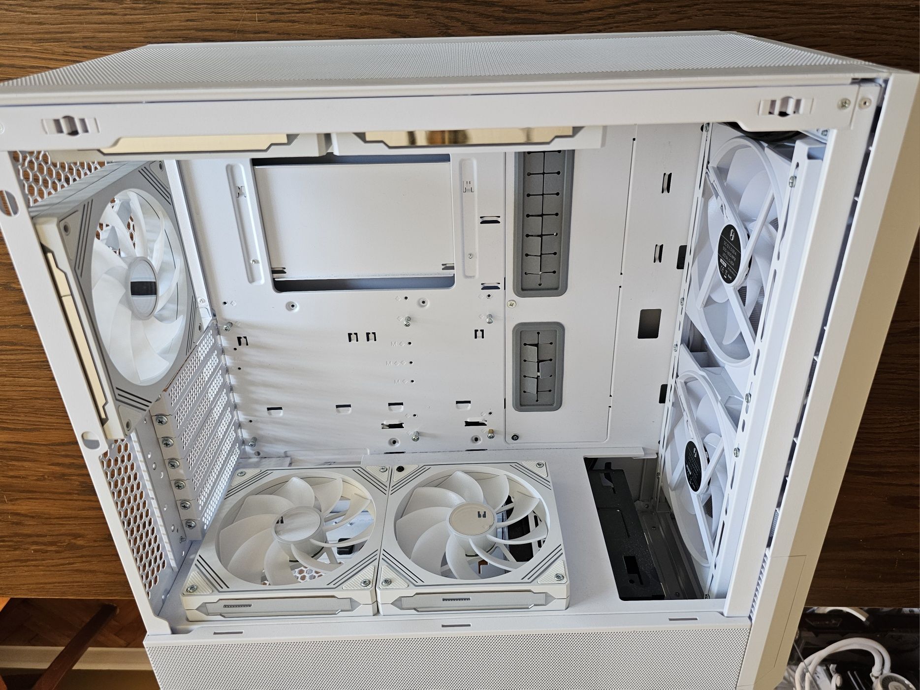 Lian li 216 white RGB Liancool кутия за компютър Лиан ли бяла