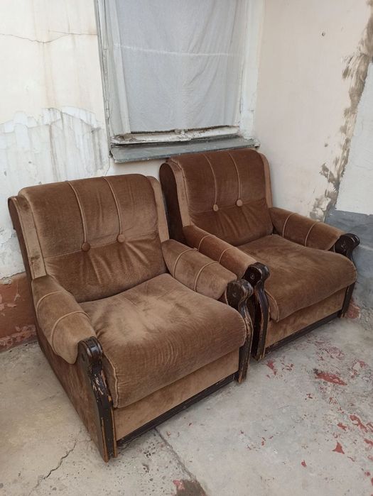 Один комплект диванов и детская кровать отдаю даром