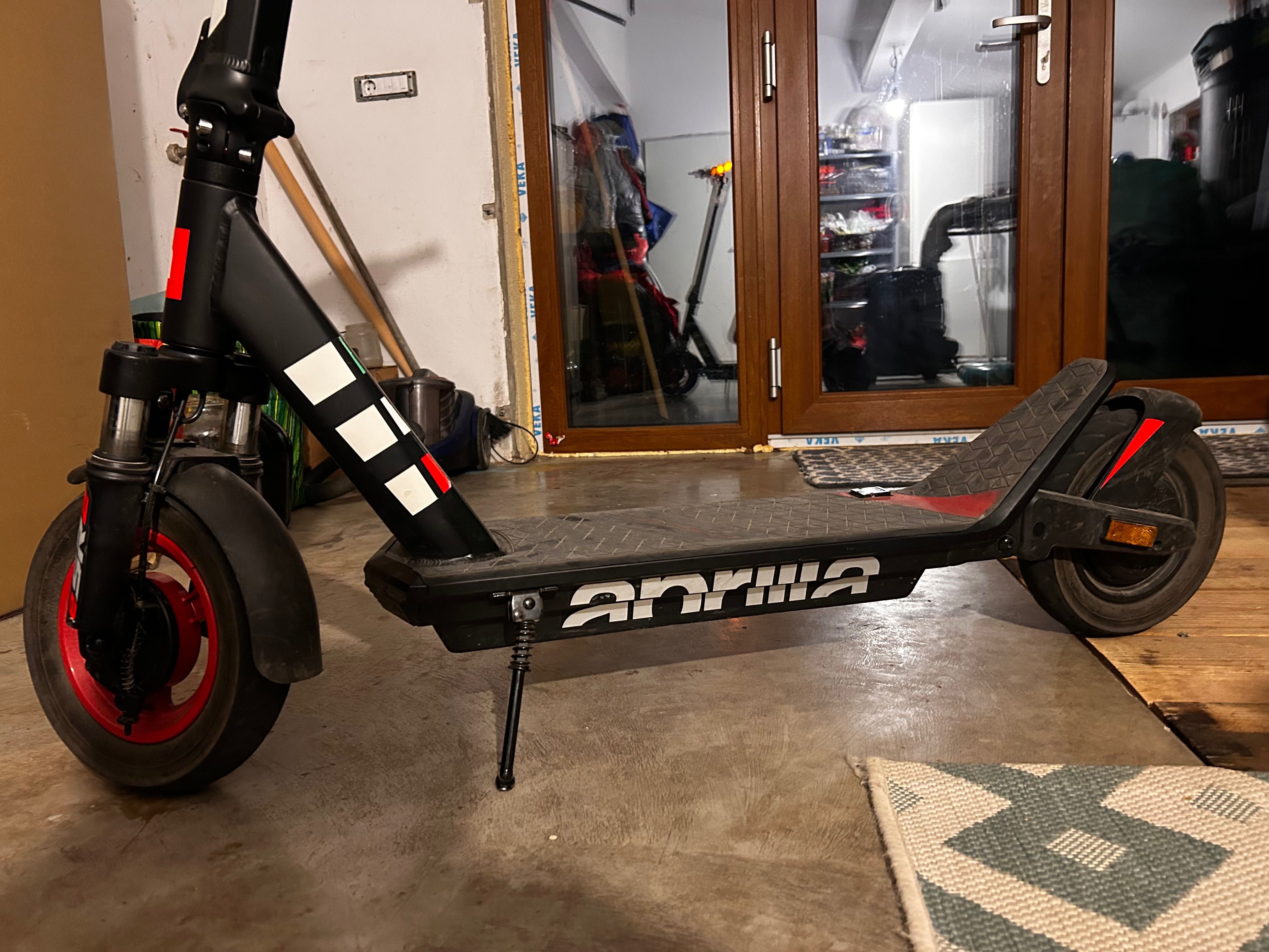 Trotinetă electrică aprilia esr2