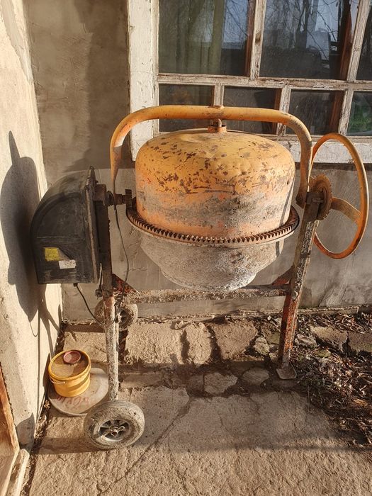 Бетономешалка в рабочем состоянии