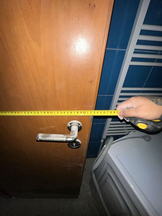 Vand doua usi utilizate aproape noi
