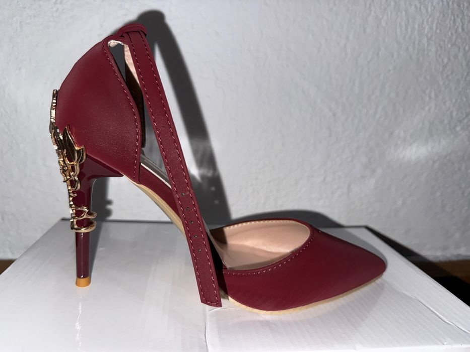 Червени токчета .