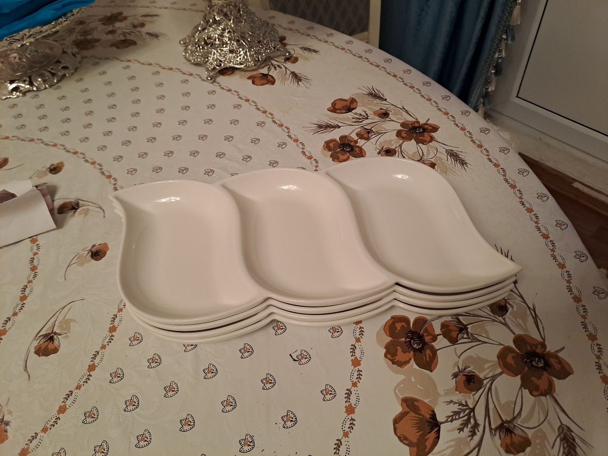 Продам новые белые  тарелки для орехов и сухофруктов ит.д.