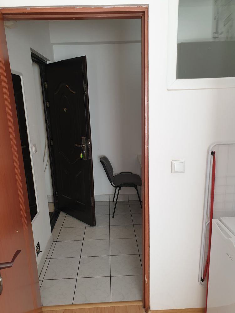 Vand bloc,spatiu comercial parter 180 de m/p,mezanin 2etaje+mansarda