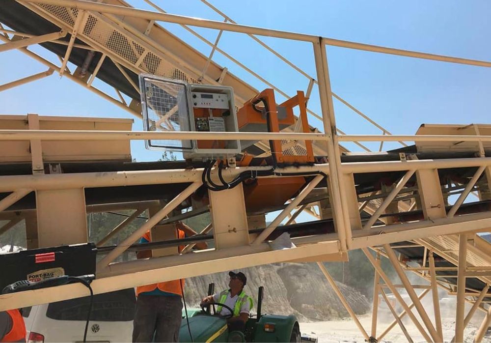 Magnet cu bandă rotativă pentru separarea metalelor feroase