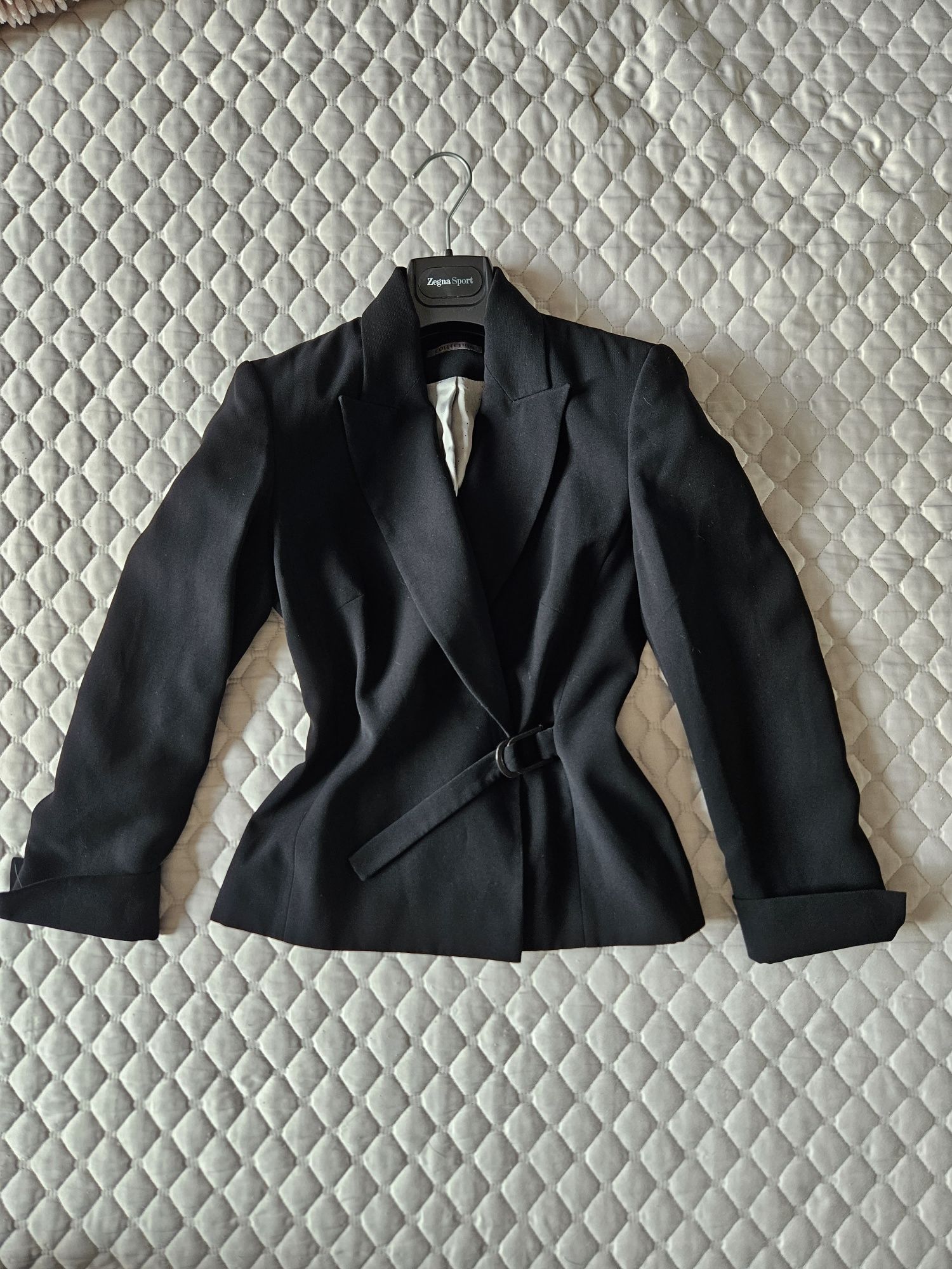 Blazer negru M cambrat cu o catarama model.