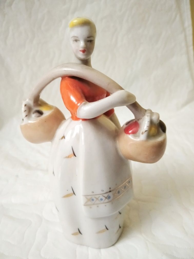 Статуэтка  девушка с грибами