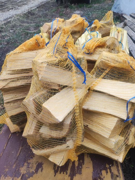 Подпалки и дърва в чували