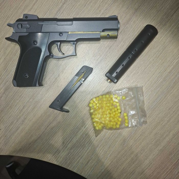 Игрушечный пистолет с пружинно спусковой конструкцией