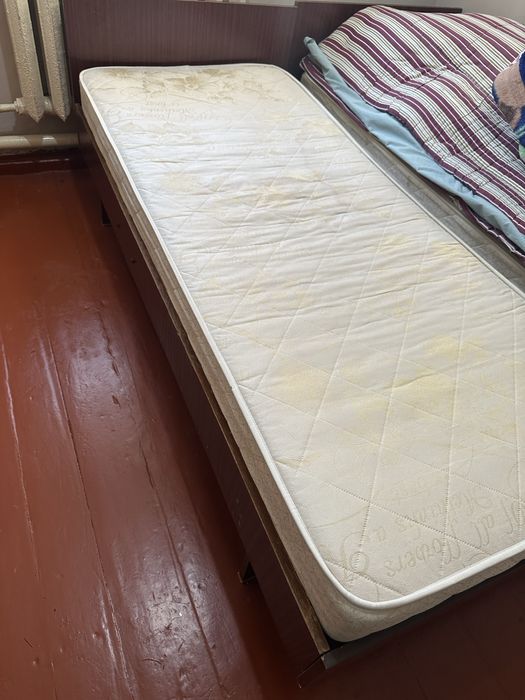 Продам кровать с матрасом 2 штук