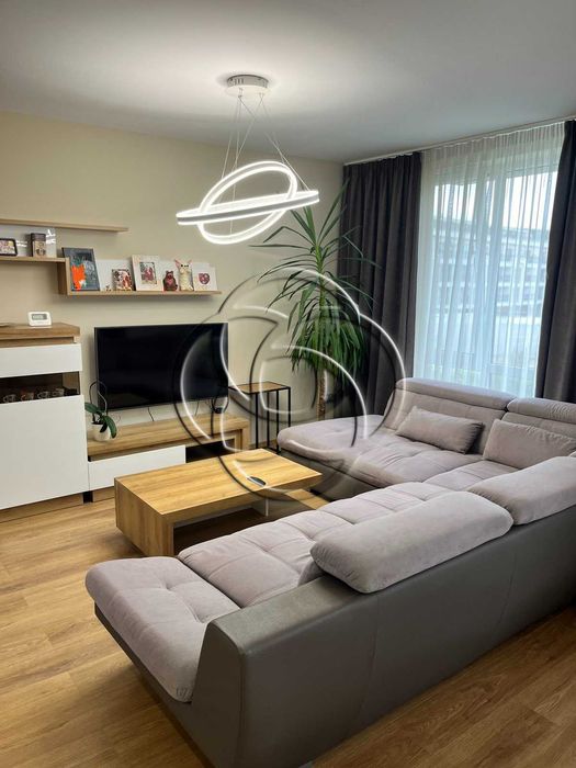 Просторен тристаен апартамент в комплекс с паркомясто