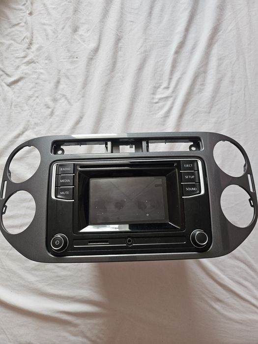 Продам автомагнитолу с рамкой на фольксваген тигуан 2011по2016