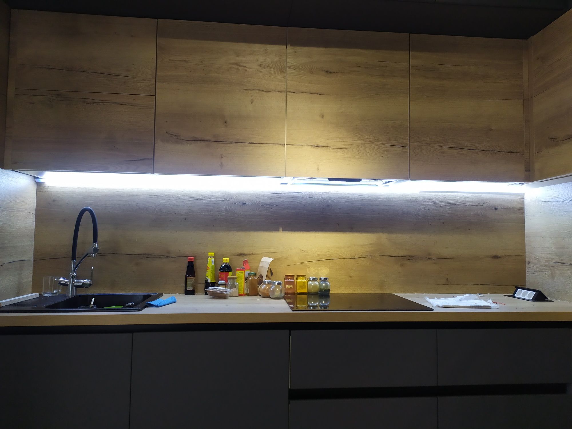 Подсветка освещение кухни полок шкафа гардеробной комнаты