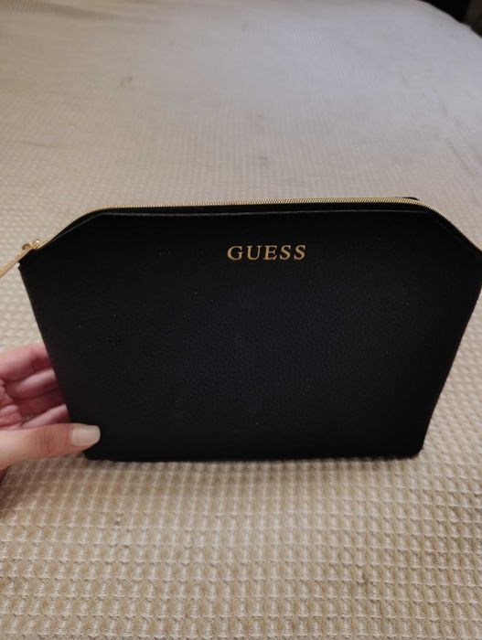 Нов несесер Guess