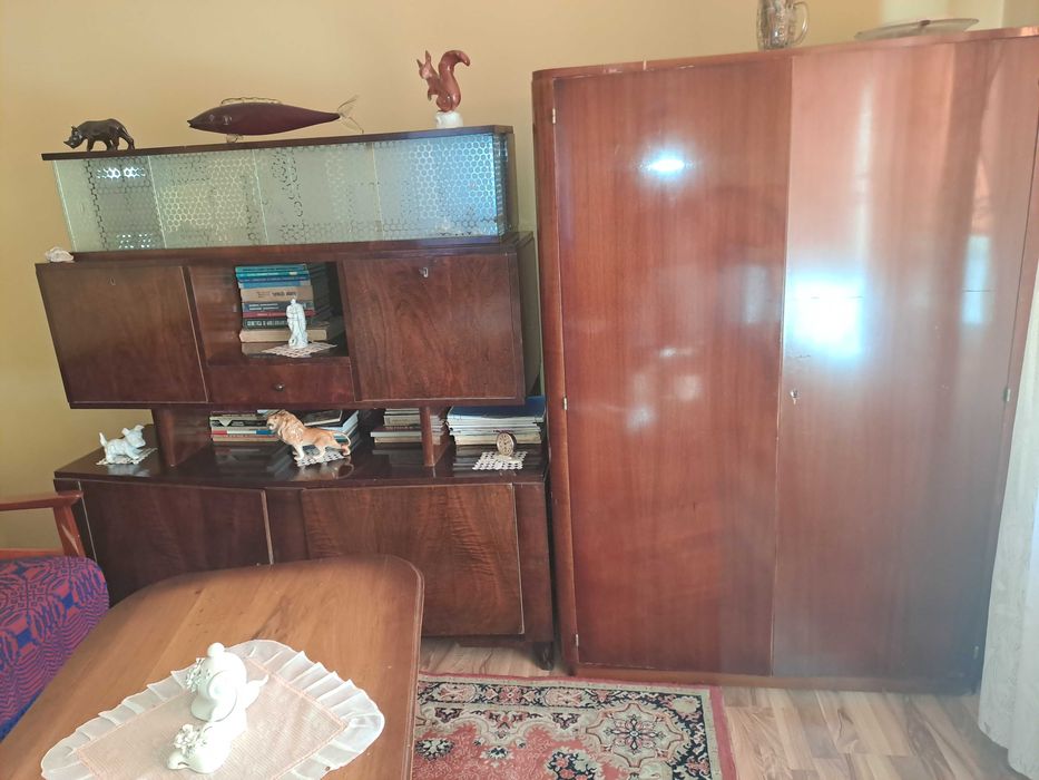 Mobilă din lemn masiv, nuc