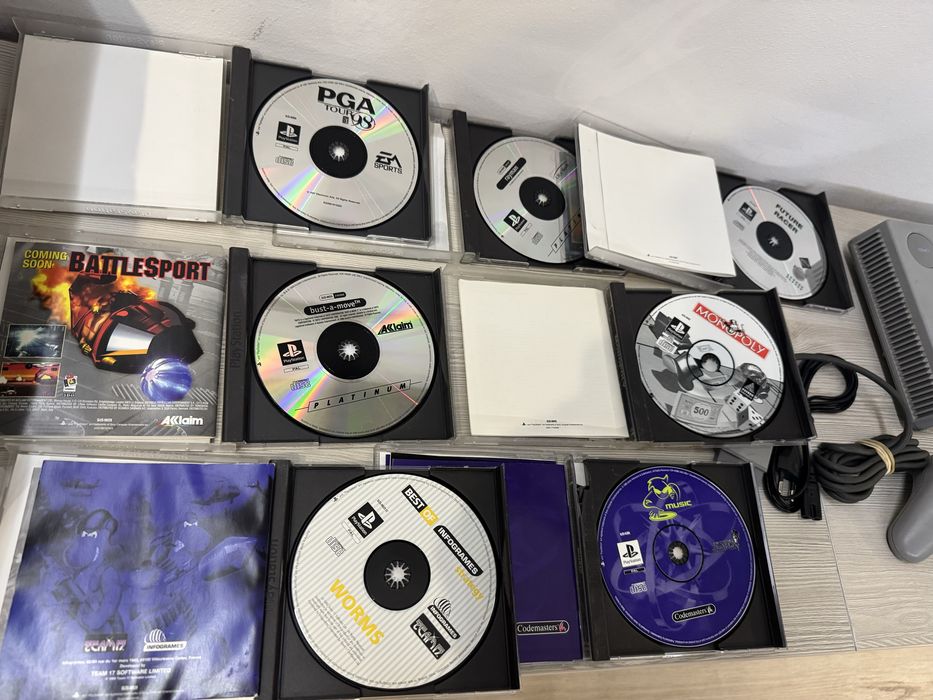 Sony PlayStation 1 SCPH-1002 complet + 7 jocuri + pistol Sony Namco