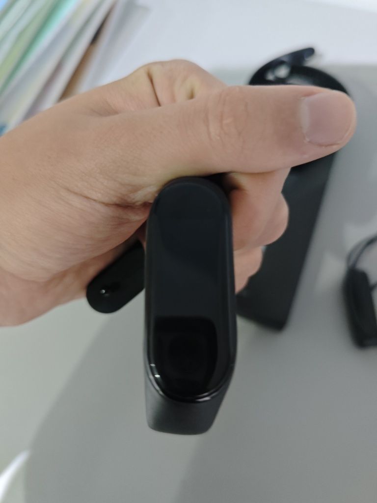 Продам часы mi band 6 в отличном состоянии,в подарок mi band 4