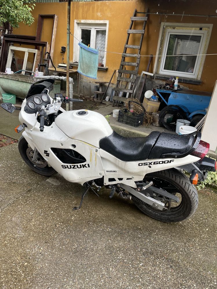 Suzuki gsx 600f..