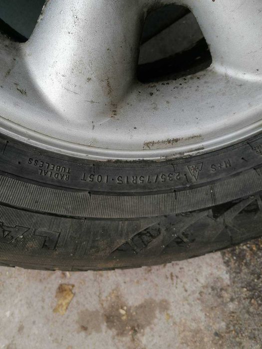 4 бр.гуми 235х75х15 всесезонни + 5 лети джанти за джип 15"