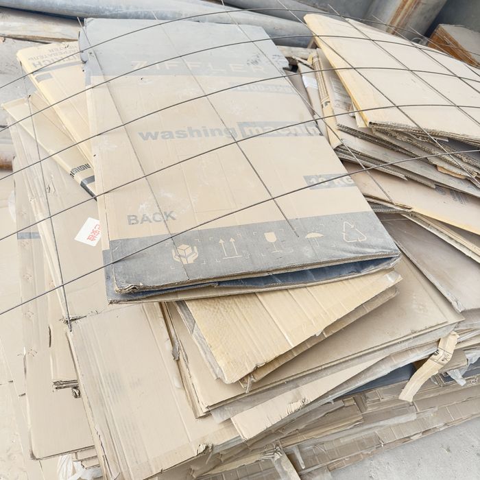 Lo'mbozli korobka bor. Kotta kotta qalin korobkala. Makulatura.