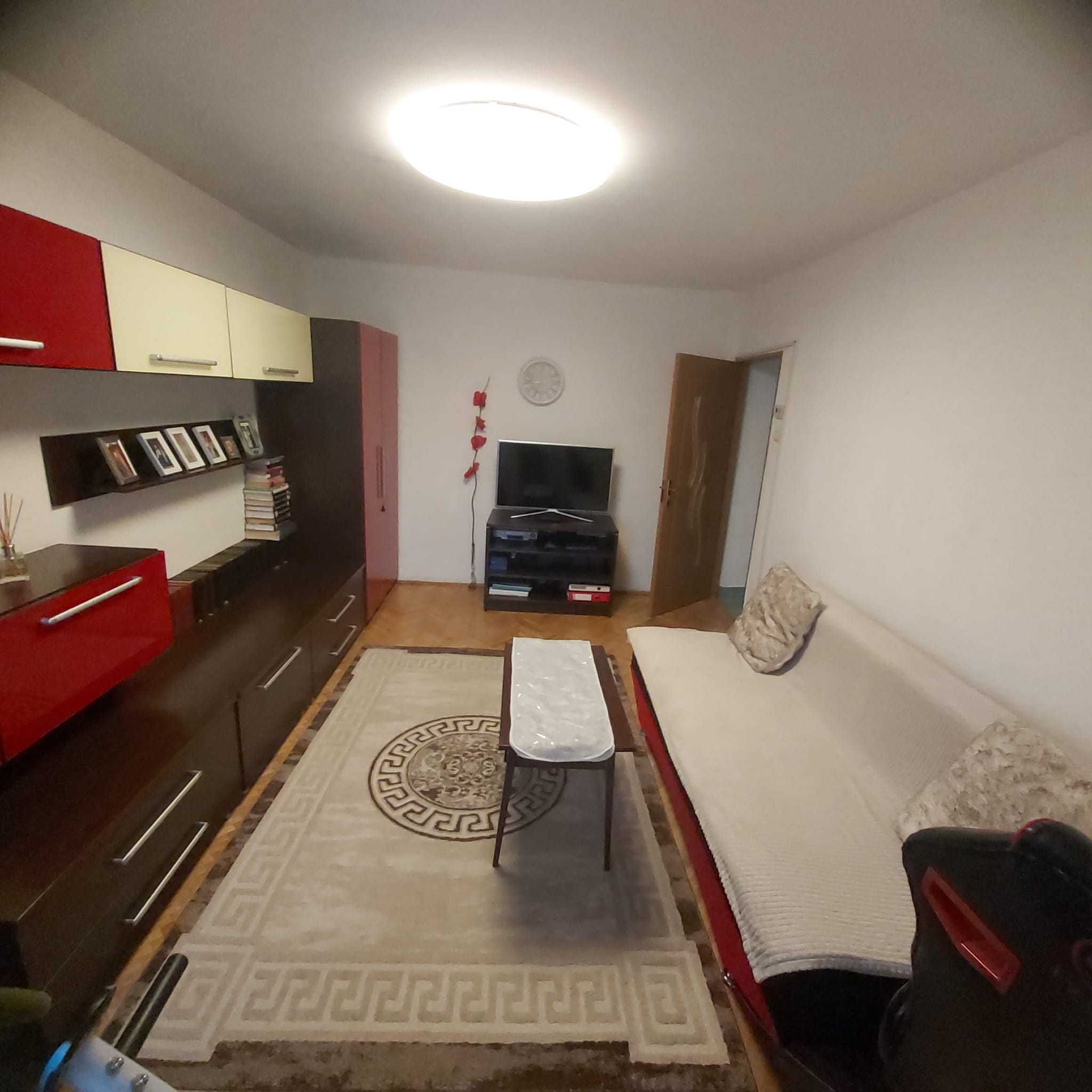 Vând apartament 3 camere.Zona centru+Garaj