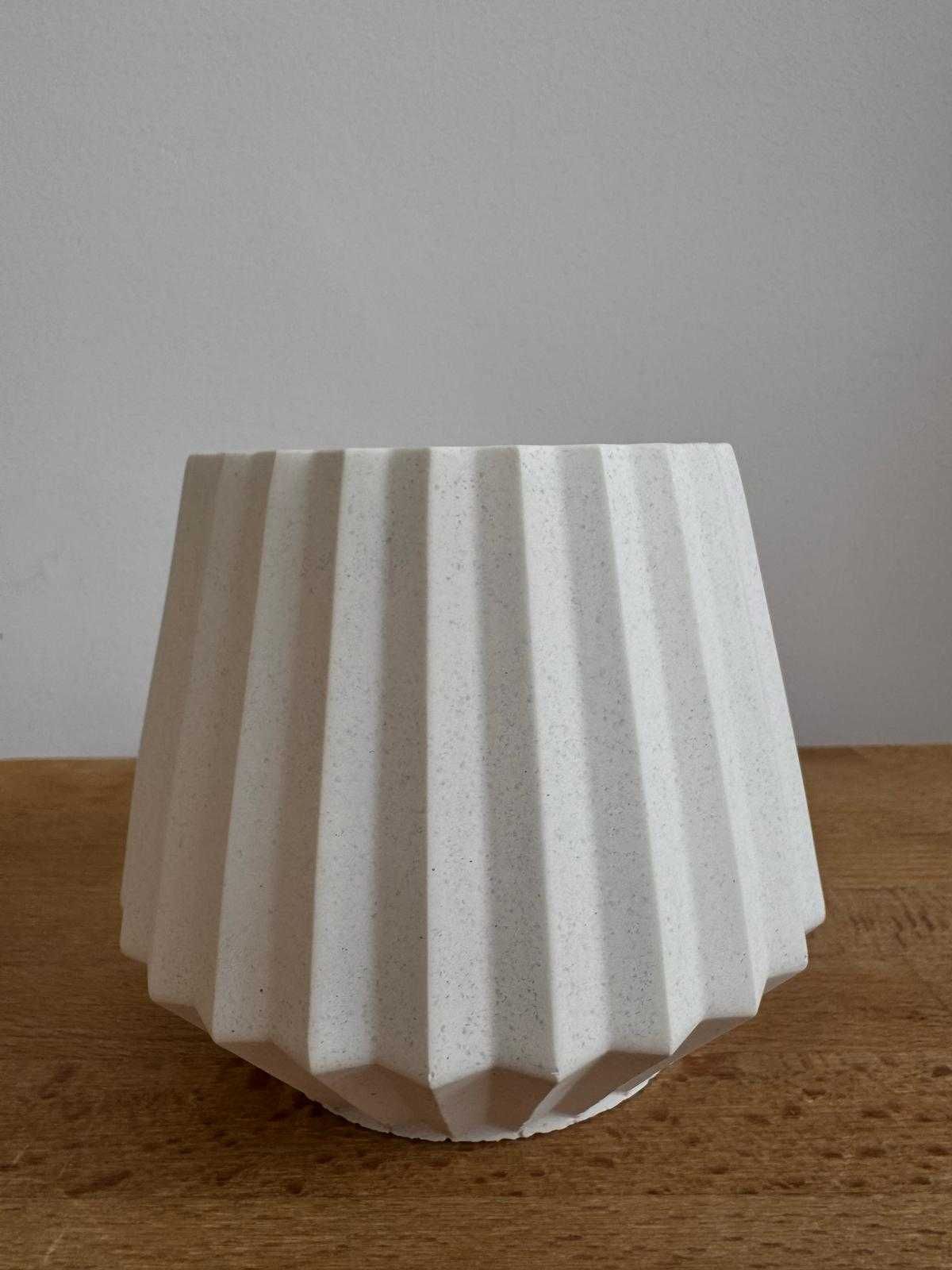 Ghivece decorative din beton – design minimalist, livrare rapidă