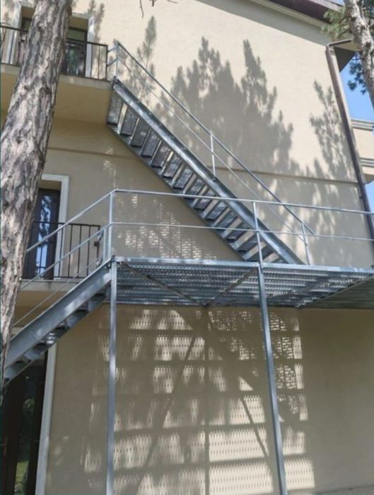 Confectionam scarii metalice zincate exterioare și pentru incendii , p