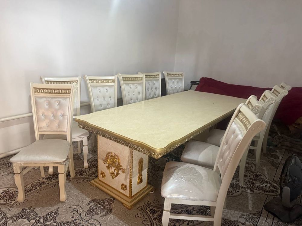Продаеться стол со стульями