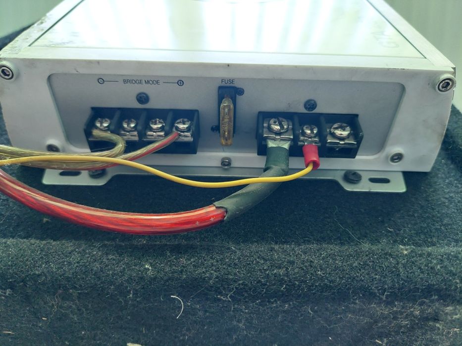 Бас каса Blaupunkt с усилвател и кондензатор