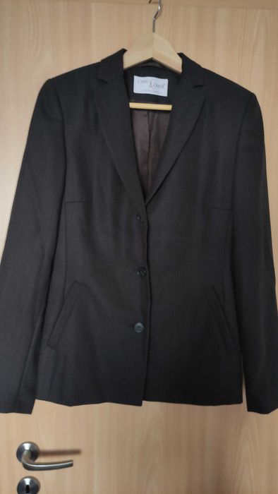 Costum clasic de dama cu pantaloni din lana maro cu dungulite