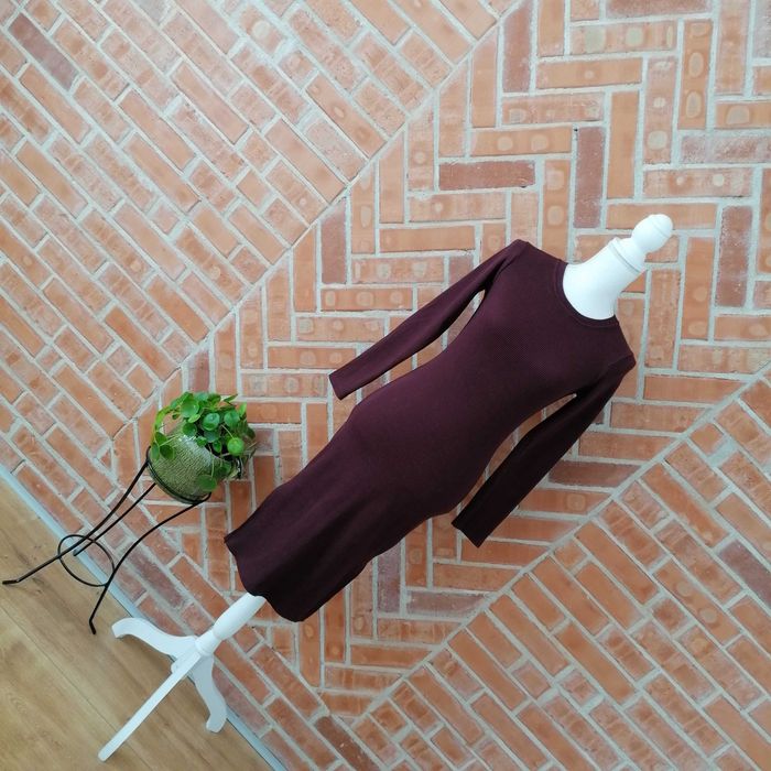 Rochie burgundy tricot - midi cu decupaj lateral