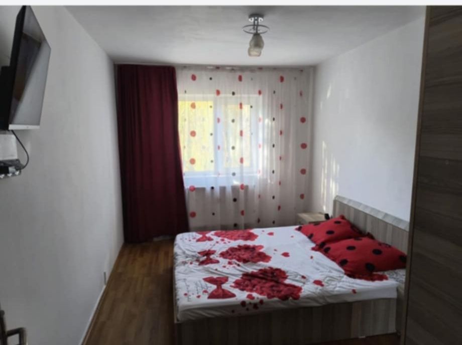 Închiriez apartament etajul 1