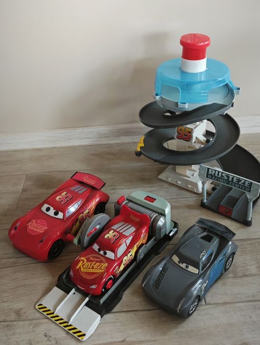 Писта MCqueen с бутон, три метални малки колички в комплекта и подарък