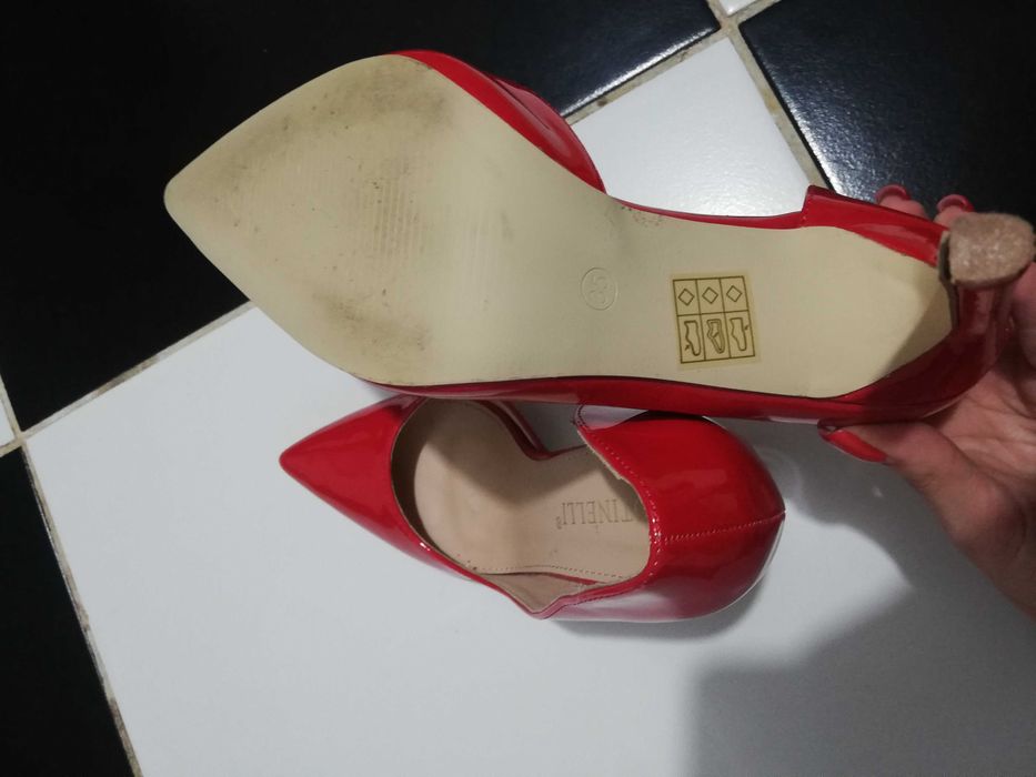 Pantofi cu toc, roșii, din lac